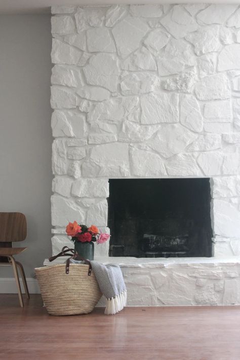 How to: Painting the stone fireplace white - greige design Painted Rock Fireplaces, Reface Fireplace, Painted Stone Fireplace, White Stone Fireplaces, Stone Fireplace Makeover, Simple Fireplace, Fireplace Pictures, Masonry Fireplace, Brick Fireplace Makeover