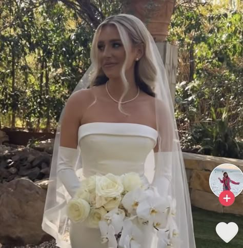 Hair Down Cathedral Veil, Veil With Plain Wedding Dress, Modern Veil Hair Down, Hair Down Strapless Wedding Dress, Veils For Strapless Wedding Dress, Veil Long Hair Down, Vail Hair Down, Sleeveless Wedding Dress Hairstyle, Straight Hair Wedding Styles Brides