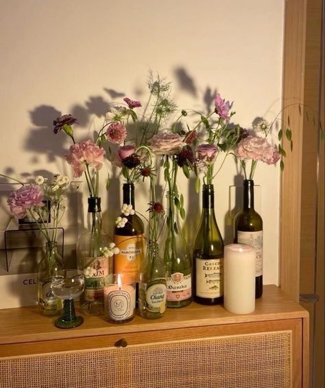 Organic Studio Apartment, Flowers On Dressers, Spring Decor Boho, Plant In Bottle Ideas, Plant Decor Party, Summer Decor Aesthetic, Pinterest Bedroom Aesthetic, Aesthetic Summer Room Ideas, Flowers In Bedroom Aesthetic