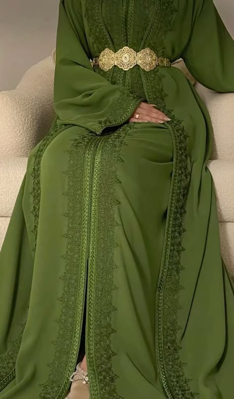 Moroccan Kaftan Dress Simple, Moroccan Abaya Kaftan, Green Wedding Abaya, Moroccan Outfits Women, Morroco Dress, Moroccan Caftan Simple, Green Dress Modest, Caftan Simple Chic, Arabic Style Dress