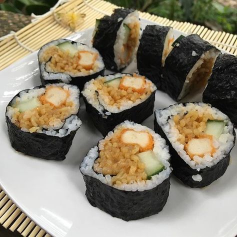 resep sushi indomie dan cara membuat sushi isi indomie goreng lengkap bahan-bahan membuat sushi mie goreng ala resto dan proses pembuatan sushimie anak kost Resep Sushi, Sushi Bar, Yokohama, Personal Blog, Indonesia, Instagram Photos, Ethnic Recipes, Instagram