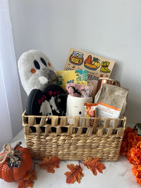 WHATS INCLUDED IN A BOO BASKET - The book of your choice or a mystery book based on your favorite genre  - ghost mug/halloween mug  - coloring book -bookmark -treats -pumpkin spice or hot cocoa or coffee -slippers or another cozy item -blanket or another cozy item  -candle -fuzzy socks  -plushie   perfect gift for fall/spooky season Book Boo Basket, What To Put In Baskets For Decor Bedroom, Boo Basket For Girlfriend, Mini Boo Baskets, Boo Baskets For Teens, Mens Boo Basket, Baby Boo Basket, Halloween Boo Basket, Boo Baskets For Kids