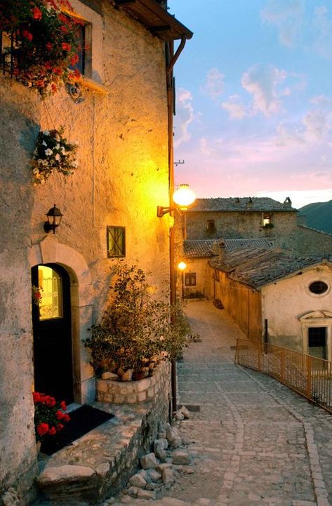 Abruzzo Italy, Beaux Villages, Dream Destinations, Italy Travel, Dream Vacations, Beautiful World, Old Town, Wonders Of The World, Places To See