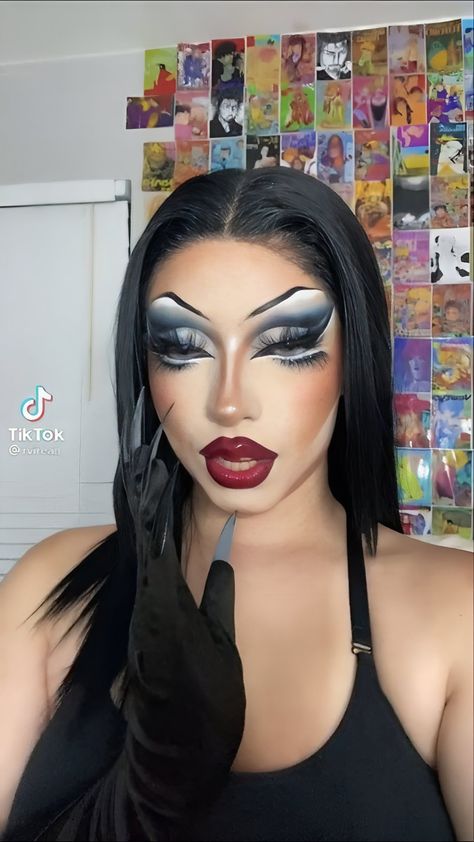 Bratz Drag Makeup, 90s Drag Makeup, Drag Smokey Eye, Drag Makeup Looks For Women, Drag Nose Contour, Drag Halloween Makeup, Drag Eyeshadow Looks, Drag Makeup Hooded Eyes, Silver Drag Makeup