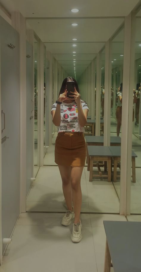 Mirror Selfie Woman Aesthetic, Aesthetic Pics Of Women, Mirror Selfie Indian Dress, Trail Room Mirror Selfie, Girls Selfish Dp, Girl Pictured In A Mirror, Mirror Selfie Girlie, Mirror Selfie Dress Outfit, Hide Mirror Selfie