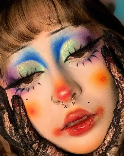 Clown Makeup: 27 Creative and Colorful Ideas for a Fun Transformation Clown Like Makeup, Funky Halloween Makeup, Jester Eye Makeup, Subtle Spooky Makeup, Clown Makeup Traditional, Halloween Makeup Clown Cute, Makeup Looks Full Face Crazy, Halloween Makeup And Costumes, Tie Dye Face Paint