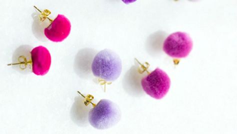 pom pom earrings Diy Wedding Earrings, Coolest Crafts, Pompom Earrings, Jewellery Designing, Diy Pom Poms, Pom Earrings, Pom Crafts, Diy Bijoux, Diy Jewelry Earrings