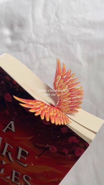 Kanlin on Instagram: "A little phoenix inspired bookmark. Not gonna lie, I think this one came out pretty🔥   #bookreels #bookmark #crafts #diycrafts #phoenix #bookcraft #readbooks #bookshelf #libre #booktube" Paper Book Mark Ideas, Book Inspired Bookmarks, Diy Bookmarks Aesthetic, Book Mark Ideas, Ideas Bookmark, Craft Paper Wrapping, Cool Bookmarks, Bookmark Diy, Dragon Bookmark