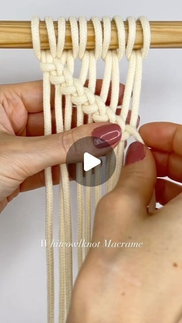 Macrame With Yarn Diy, New Macrame Ideas, Macrame Braid Tutorials, Diagonal Braid, Knot Techniques, Macrame Tutorial Beginner, Macrame Gifts, Macrame Square Knot, Macrame Flower