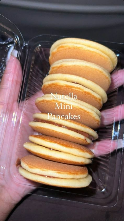 Hot Cakes Minis, Mini Pancakes Business, Mini Pancakes Ideas, Dessert Cups Recipes, Food Business Ideas, Mini Pancakes, Hot Cakes, Food Gallery, Tasty Pancakes