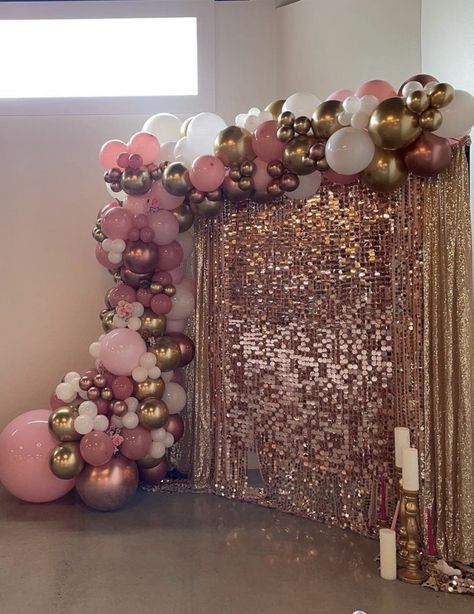 Rose Gold Backdrop Ideas, Sweet 16 Decorations Rose Gold, Rose Gold Backdrop Birthday, Rose Gold Balloon Arch, Rose Gold Party Theme, Farewell Decorations, Gold And Pink Balloons, 18th Party Ideas, 15th Birthday Decorations