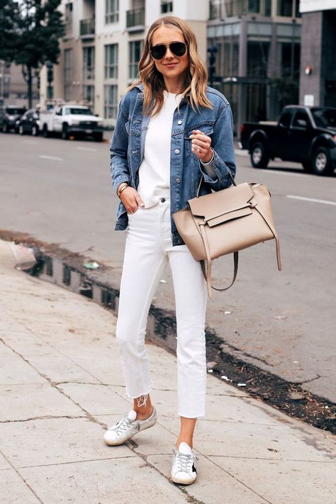 girl standing on a sidewalk in front of a road Witte Jeans Outfit, White Jeans Outfit Summer, White Jeans Fall, How To Wear White Jeans, White Pants Outfit, Womens White Jeans, Look Jean, White Jeans Outfit, Beige Jeans