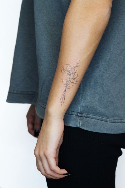 Super delicate fineline Flower bouquet tattoo on the underarm. Do you like it? Underarm Tattoo, Flower Bouquet Tattoo, Bouquet Tattoo, Do You Like It, Tattoo On, Flowers Bouquet, Tattoos, Flowers