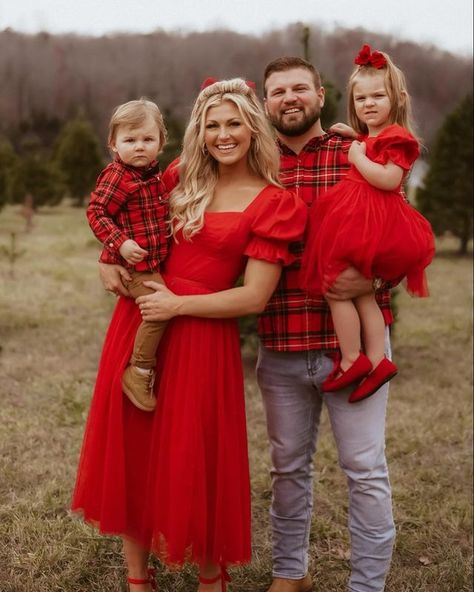 All Posts • Instagram Christmas Family Photos Dressy, Christmas Outfit Ideas For Women Family Pictures, Holiday Family Picture Ideas, Red Plaid Family Pictures, Holiday Mini Outfit Ideas, Red Christmas Family Outfits, Red Family Christmas Pictures, Toddler Christmas Pictures Outfits, Red Christmas Photoshoot Family