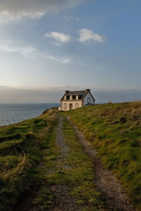 The Cerulean Sea, Cerulean Sea, Cottage By The Sea, Seaside Cottage, Inspire Me Home Decor, Little Cottage, Cottagecore Aesthetic, A Hill, Pretty Places