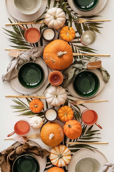 Thanksgiving Table Photography, Mid Century Thanksgiving Table, Thanksgiving Serving Table, Tropical Thanksgiving Table, Autumn Centerpieces For Table Wedding, Minimal Thanksgiving Table Decor, Colorful Thanksgiving Table, Boho Thanksgiving Table, Elegant Thanksgiving Table Setting Ideas