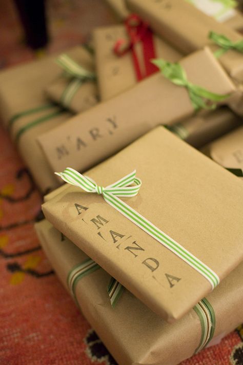 20 Fun and Creative Ideas of how to wrap your gifts at the36thavenue.com  ...So cute! Wrapped Presents, Simple Gift Wrapping, Brown Paper Packages, Creative Gift Wrapping, Navidad Diy, Wrapping Ideas, Tolu, Simple Gifts, Christmas Gift Wrapping