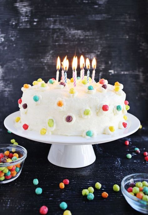 If you love cereal this idea for cake is fantastic! Girl Cake Ideas, Confetti Cake Recipes, Simple Cake Decoration, Girl Baby Shower Cake, Sprinkles Birthday Cake, Buttercream Cookies, Nail Christmas, Diy Cakes, Homemade Buttercream