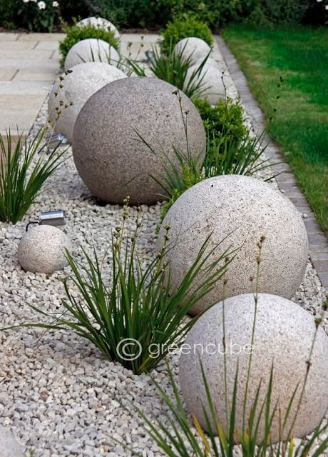 Cool and Unique DIY Garden Globes | The Garden Glove Front Yards Curb Appeal, Modern Courtyard, Garden Spheres, Garden Globes, Garden Balls, Rock Garden Landscaping, Concrete Garden, Contemporary Garden, Diy Landscaping