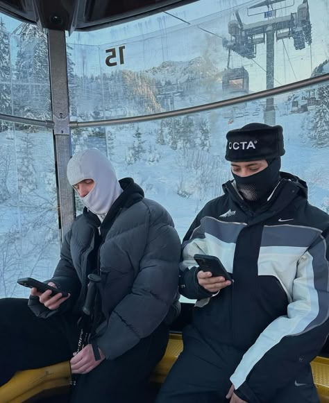 Apres Ski Men Outfit, Winter Snow Outfit Men, Ski Trip Outfit Men, Apres Ski Outfit Men, Men Snowboarding Outfit, Snowboarding Aesthetic Men, Outfit Neve, Men Ski Outfit, Snowboarding Outfit Aesthetic