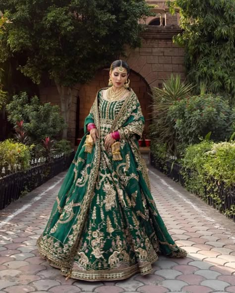 Pakistani Bride Mehndi, Bride Mehndi Dress, Suit Designs Pakistani, Pakistani Suits Party Wear, Mehendi Dresses, Bride Mehndi, Walima Dresses, Cochlear Implants, Fashion Dress Up Games