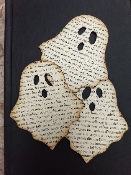 Halloween Decor Diy, Homemade Halloween Decorations, Halloween Crafts Decorations, Homemade Halloween, Halloween Deco, Diy Book, Halloween Projects, Book Page, Diy Halloween Decorations