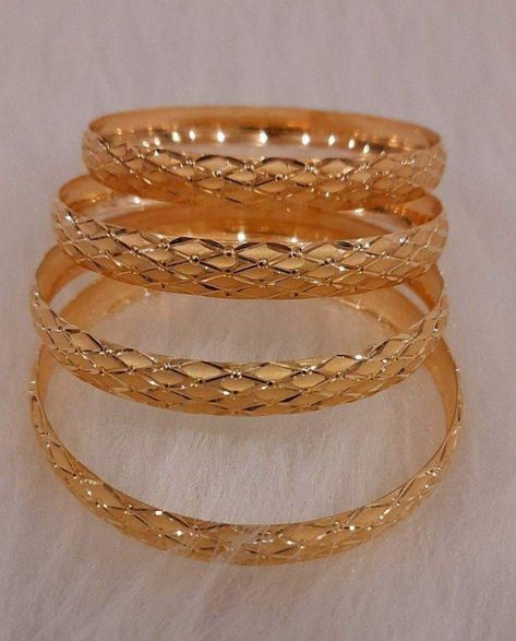 Gold Bangles Design Modern Dubai, Dubai Gold Bangle Bracelet, Dubai Gold Jewelry Rings, Golden Bangles Design, Golden Bangles Indian Design, Gold Churi Design, Dubai Gold Jewelry Bangles, Edgy Engagement Ring, Gold Set Design