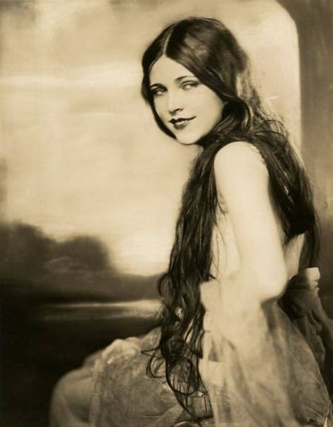 Lota Cheek in 1923. Fotografi Vintage, Vintage Versace, Photo Vintage, Old Fashion, Vintage Portraits, Antique Photos, Vintage Vogue, 인물 사진, Vintage Glamour