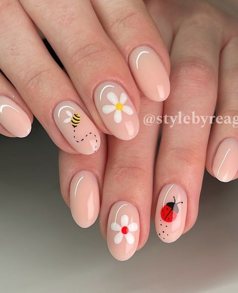 Ladybug Nail Art Design, Nails Ladybug, Summer Nails Yellow, Viral Nails, Ladybug Nails, Nature Nails, Fresh Nails, Nails Floral, Bee Nails