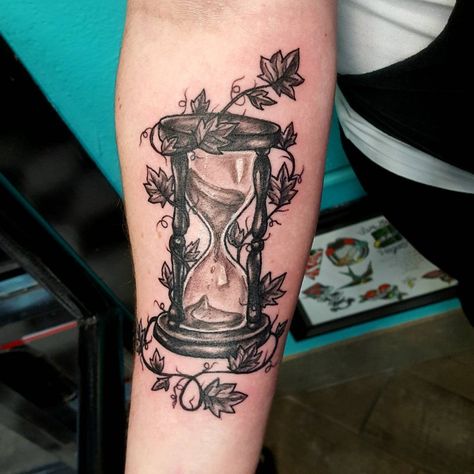 Ivy wrapped hourglass. #lasvegastattooshop #lasvegasstrip #femaletattooartist #goldenskulltattoo #gst #cooltattoos #hourglasstattoo Hour Glass Tattoo Meaning, Hourglass Tattoo Meaning, Hour Glass Tattoo Design, Hourglass Tattoos, Hourglass Drawing, Glasses Tattoo, Hourglass Tattoo, Mouse Tattoos, Female Tattoo Artists