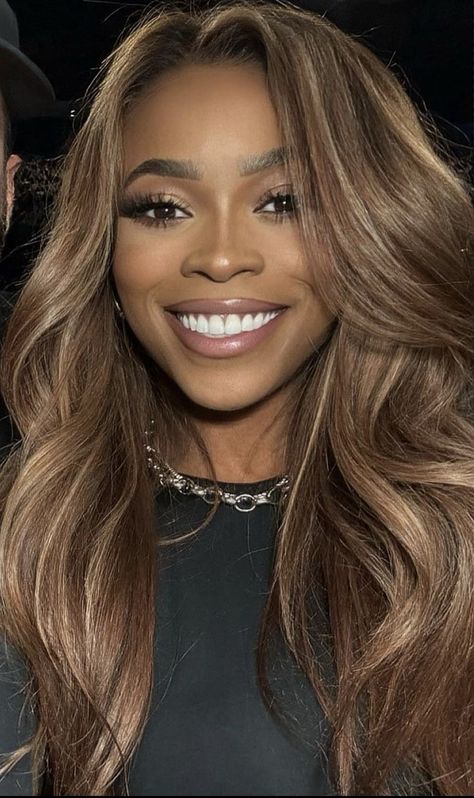 Honey Comb Brown Hair, Light Chocolate Brown Hair With Highlights Caramel, Money Pieces On Black Women, Blond Balayage Black Women, Mixed Race Hair Colour Ideas, Hair Colour Ideas For Tan Skin, Lori Harvey Blonde Hair, Caramel Balayage Black Women, Blonde Highlights Brown Skin