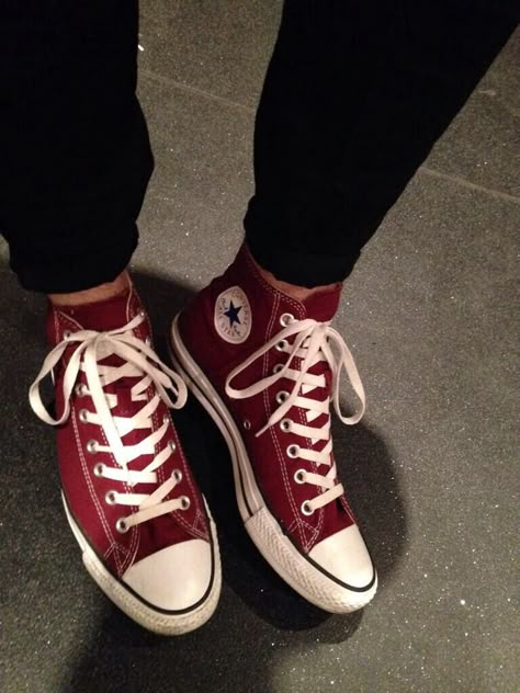 Burgundy converse high tops Red Shoes Women, Converse High Top, Converse Maroon, Red All Star, Cool Converse High Tops, Burgundy Clothes, Boty Converse, All Star Aesthetic, Burgundy Converse