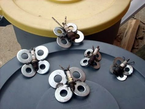 Mechanical Nuts And Bolts Art Ideas (30) Spark Plug Art, Bolt Art, Shielded Metal Arc Welding, Welding Crafts, Metal Ideas, Metal Objects, Welding Ideas, Welding Art Projects, Nuts & Bolts