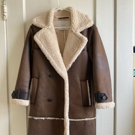 Bershka faux shearling coat Faux Shearling Coat, 70s Style, Brown Coat, Shearling Coat, Woman Fashion, Shearling Jacket, 70s Fashion, Mom Style, Womens Fashion Trends