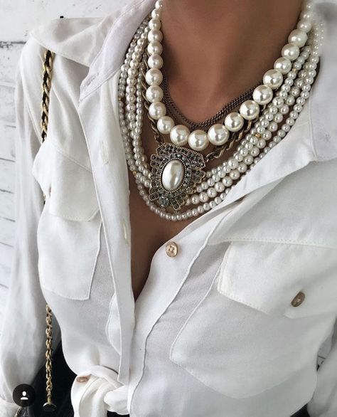 Shirt With Pearls, Wearing Pearls, Home Wear Women, Style Casual Chic, Mode Casual, Home Wear, Fashion Over 50, Jewelry Trends, Street Styles