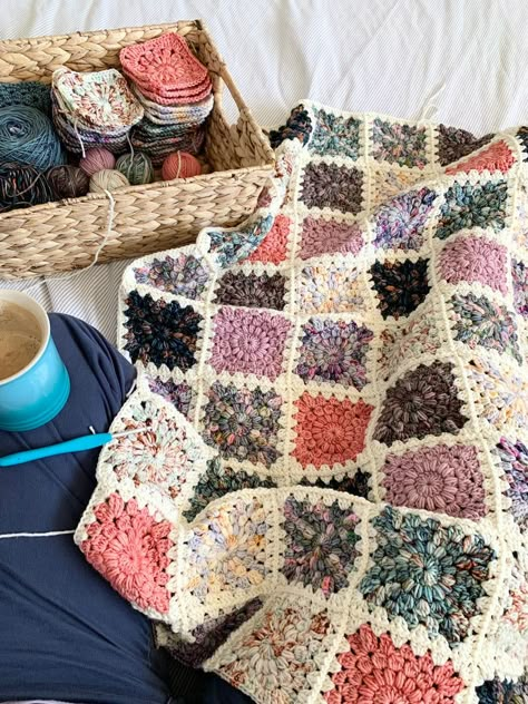 Patchwork Quilts Crochet, Crochet Blanket Patchwork Squares, Granny Square Blanket Inspiration, Scrap Granny Square Blanket, Cool Crochet Blanket, Solid Granny Square Blanket, Patchwork Crochet Blanket, Nautikrall Crochet, Diy Crochet Blanket