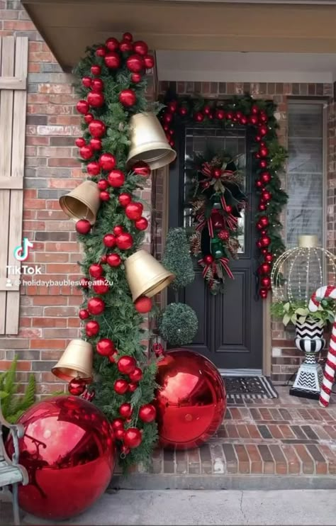 Easy Outdoor Christmas Decorations, Christmas Door Decoration, Christmas Decor Inspiration, Christmas Front Doors, Christmas Porch Decor, Front Porch Christmas Decor Ideas, Christmas Themes Decorations, Porch Christmas Decor Ideas, Porch Christmas Decor