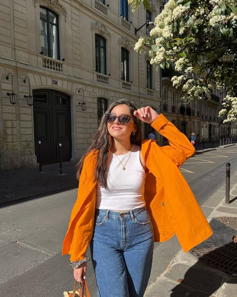 Laura on Instagram: “happy girl avec sa nouvelle chemise orange @monki 🧡🤤 Vous aussi vous crushez sur les chemises colorées ? #orangeoutfit #orangeoutfits…” Orange Shirt Outfit Ideas, Styling Orange Shirt, Outfit With Orange Shirt, Chemise Orange Outfit, Orange Linen Shirt Outfit, How To Style Orange Shirt, Cami And Jeans Outfit, Orange Style Outfit, Orange Tshirt Outfits