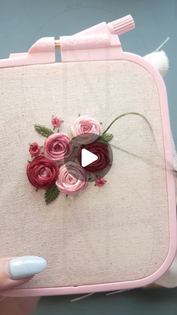 Simple Free Embroidery Patterns, Embroidered Rose Simple, How To Make Rose Embroidery, Embroidery Rose Flower, Rose Bouquet Embroidery, Hand Embroidery Roses Tutorials, Embroidery Roses Pattern, Embroidered Roses Tutorial, Embroidery Rose Stitch