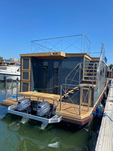 Campi 400 Houseboat: buy used powerboat - buy and sale Houseboat Interior Design, Small Houseboats For Sale, Pontoon Houseboats For Sale, Boathouse Ideas, Houseboat Decor, Small Houseboats, Houseboat Ideas, House Yacht, Boathouse Design