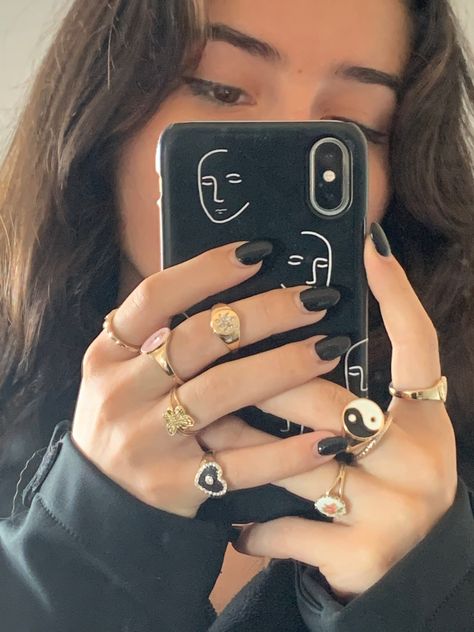 Hands Full Of Rings, Poses With Phone In Hand, Phone Case Mirror Selfie, Phone Case Mirror, Hands With Rings, Black And White Rings, Ring Selfie, Band Nails, How To Wear Rings