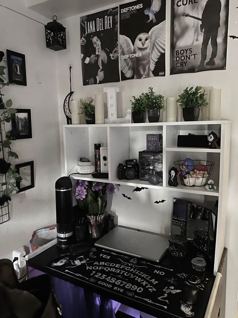 dorm college desk gothic Punk Office Decor, Goth Computer Desk, Room Inspo Gaming, Clean Room Aesthetic Black, Gamer House Decor, College Dorm Room Ideas Goth, Organized Aesthetic Room, Goth Office Ideas, Desk Setup Aesthetic Dark