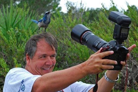 bird on photographers head Strange Photos, Behind The Camera, Human Interaction, 웃긴 사진, Foto Art, Funny Animal Memes, Nature Photographs, 귀여운 동물, Animal Memes