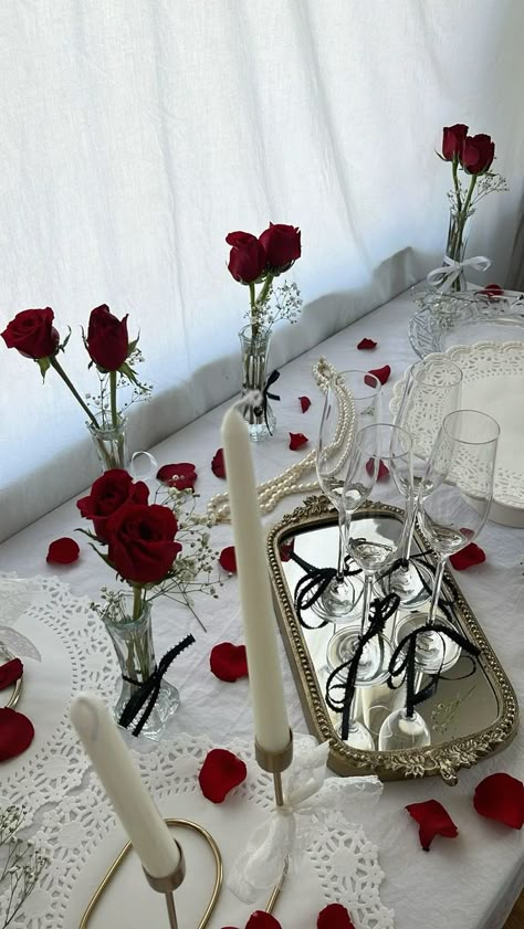 Vintage Party Decorations Birthday, Red 60th Birthday Ideas, 21st Bday Party Decorations, Rose Themed Outfit, Chic Birthday Decorations, Wine Red Birthday Theme, Vintage Themed Birthday Party, Red Coquette Birthday Party, Chic Valentines Decor