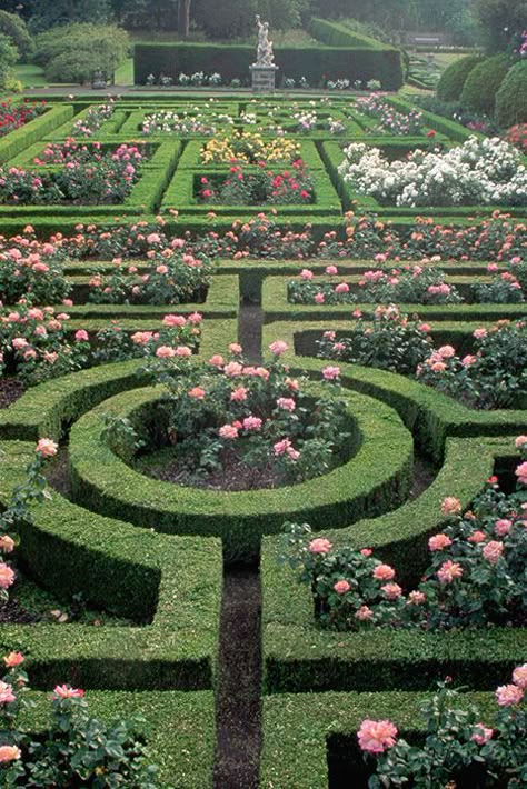 30 English Gardens To Visit - Design Ideas for English Gardens بيوت ملكية, Formal Garden Design, Boxwood Garden, English Garden Design, Formal Garden, Longwood Gardens, English Gardens, Formal Gardens, Garden Lovers