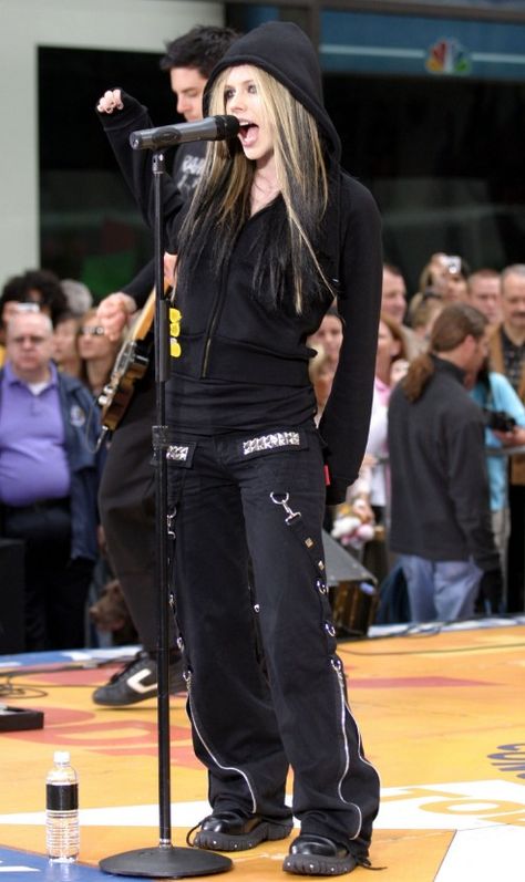 Averill Lavigne, Early 2000s Grunge Fashion, 2000 Emo Fashion, Avril Lavigne Outfits, 00��’s Fashion, 2000s Fashion Inspiration, Avril Lavingne, Avril Lavigne Style, Rockstar Style