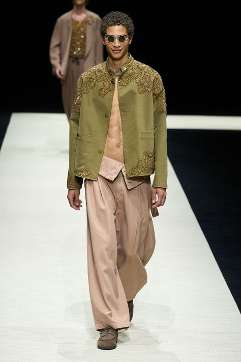 Emporio Armani Spring 2025 Menswear https://www.vogue.com/fashion-shows/spring-2025-menswear/emporio-armani/slideshow/collection#72 Men Couture, Outfits Moodboard, Men Runway, Suede Suit, Summer Menswear, Men Fashion Week, Armani Jacket, Khaki Colour, Armani Collection