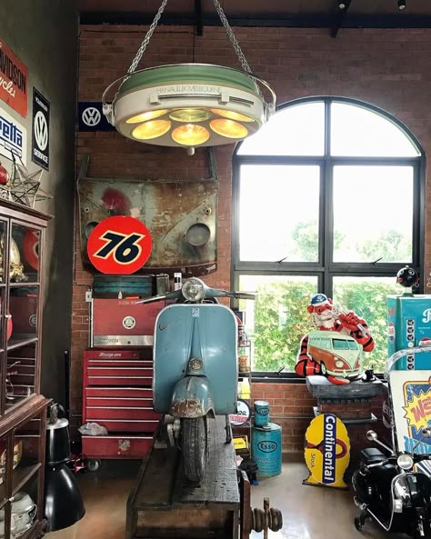 50s Garage, Vintage Garage Ideas, Rustic Mid Century Modern, Vespa Gt, Retro Garage, Garage Design Interior, Garage Organisation, Garage Furniture, Cool Garages