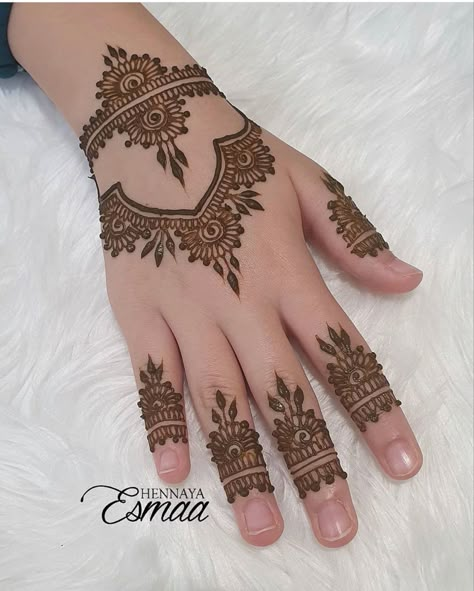 Cute Eid Mehndi Designs, Eid Simple Mehendi Designs, Simple Eid Mehedi Degins, Mahidi Dijaen Simple, Mehndi Designs Hand Back Side Simple, Mehedi Design Simple For Eid, Mehndi Simple Back Hand, Mhendi Design Back Hand Easy, Mhndi Dsgns Simple For Eid