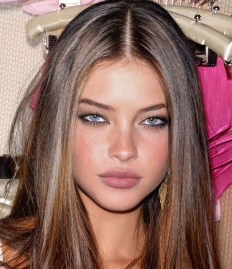 Brown Hair Green Eyes, Light Makeup Looks, Brown Hair Blue Eyes, Pale Girl, Madelyn Cline, Models Makeup, Makeup Looks Tutorial, Blue Eye Makeup, Adriana Lima